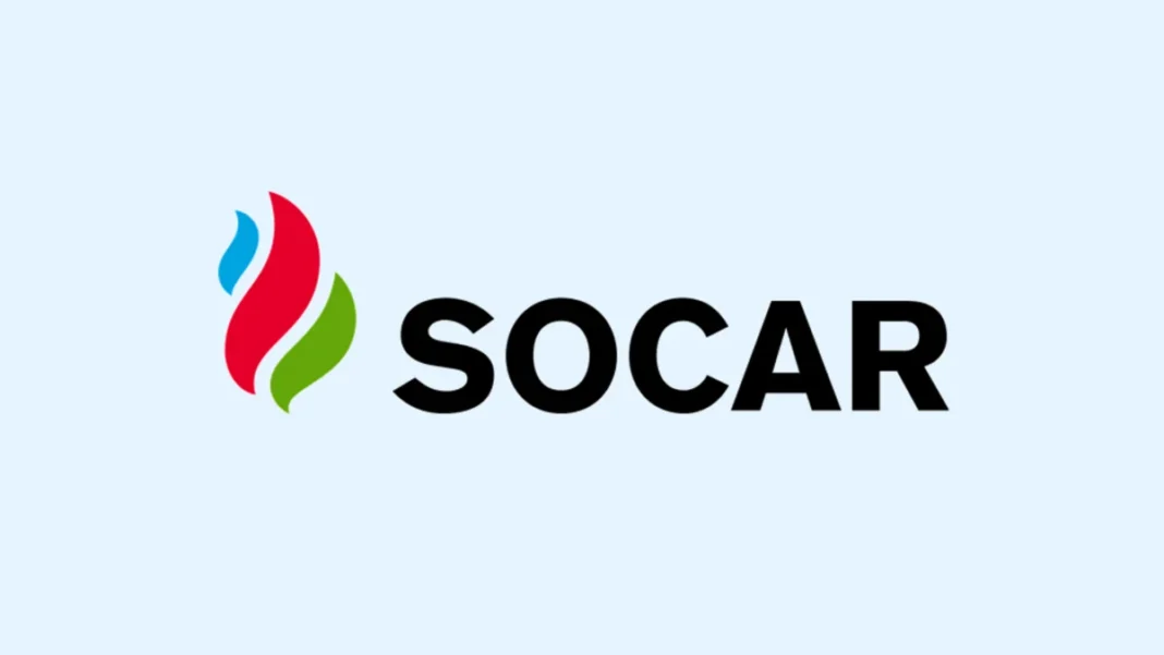 SOCAR representatives exchange signed agreements at the Azerbaijan International Investment Forum in Baku