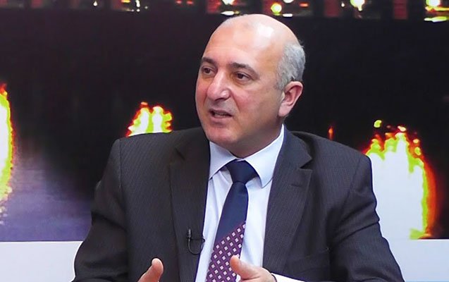 Military expert Adalat Verdiyev speaking in a television studio