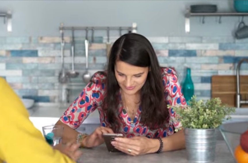 Person using a smartphone messaging app for a paid fidelity check