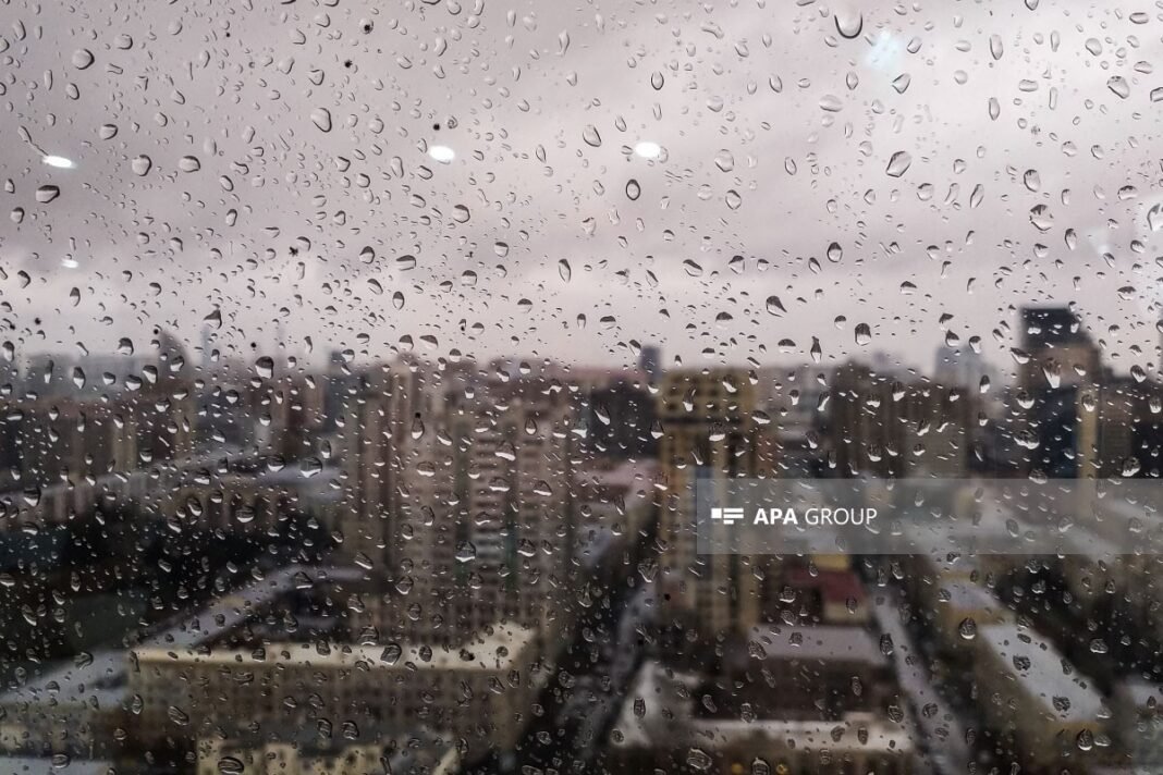 Heavy rain in Baku during a severe weather warning