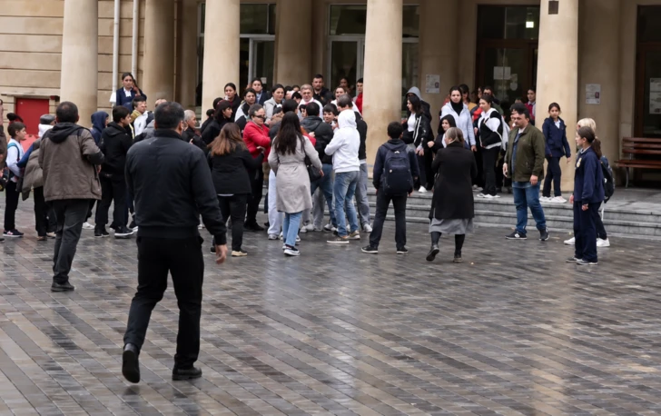 People in the courtyard of Baku School No. 225, in the photograph published with Vesti Baku’s report on the attack on journalists.