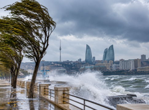 Strong wind and waves along Baku’s waterfront