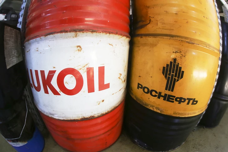 Illustration representing sanctions on LUKOIL and Russian oil assets