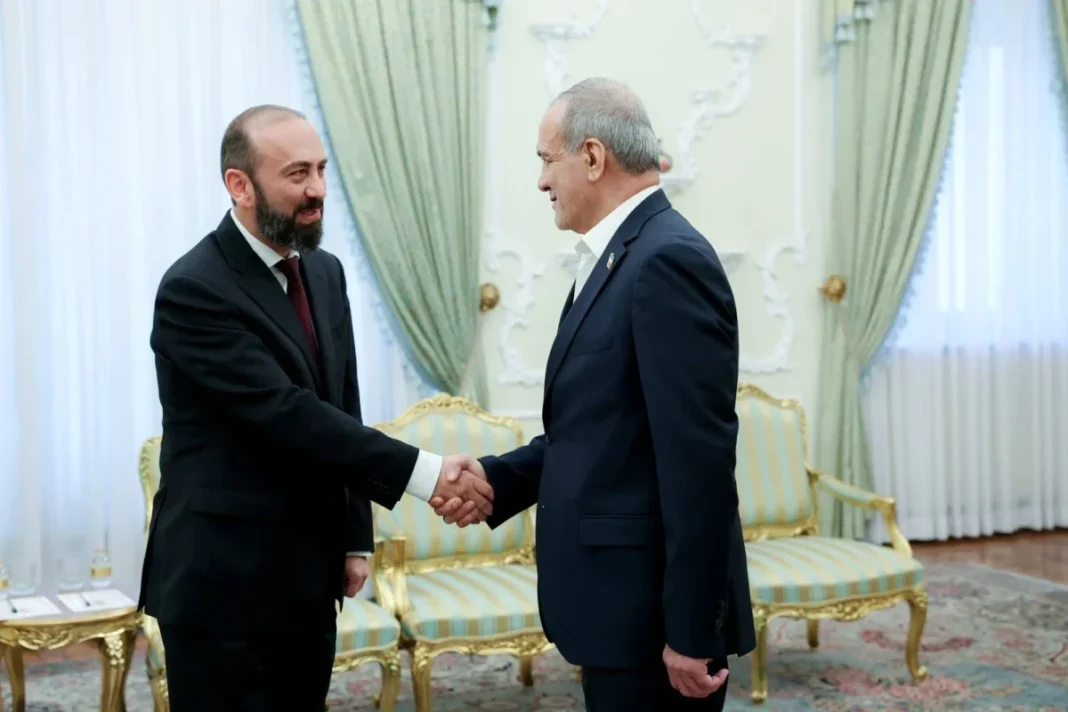 Armenian Foreign Minister Ararat Mirzoyan meets Iranian President Masoud Pezeshkian in Tehran