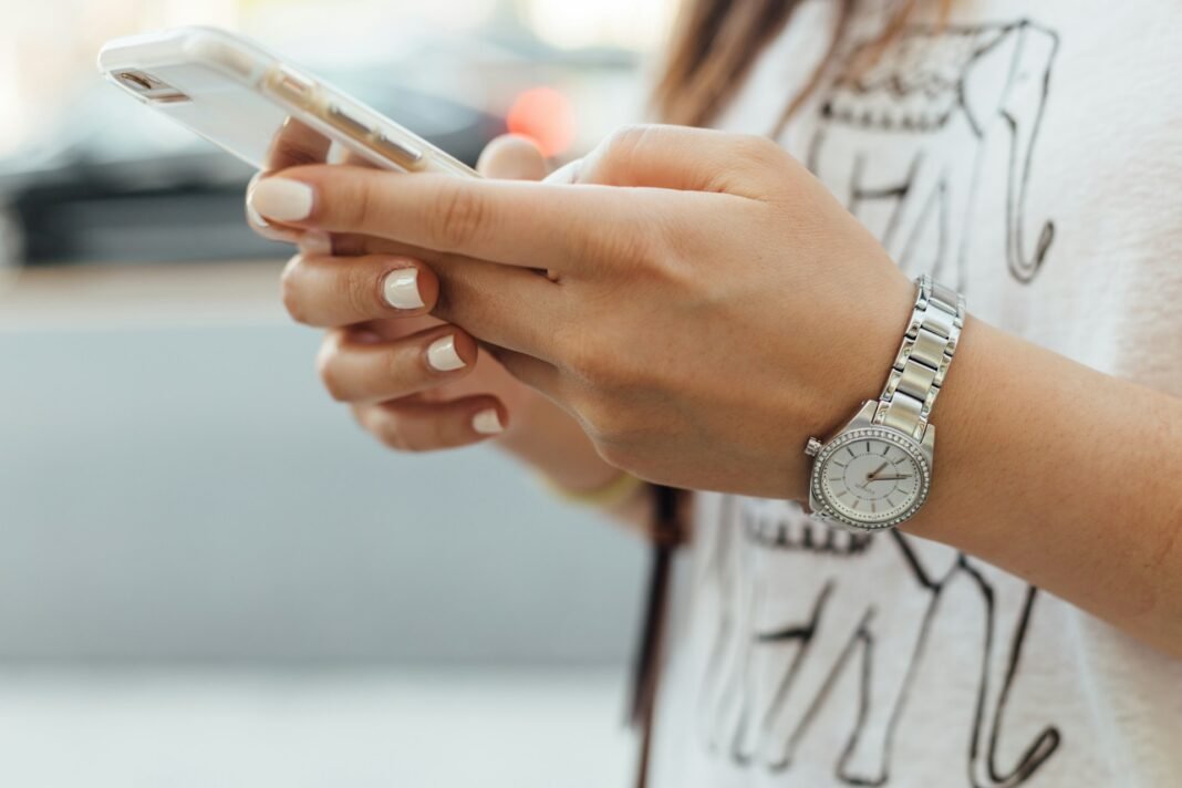 A person using a smartphone. Illustrative photo.